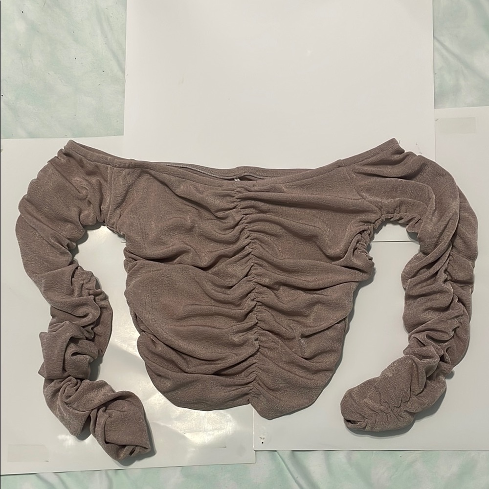 Elegant Ruched Off-Shoulder Top - Picture 3 of 4
